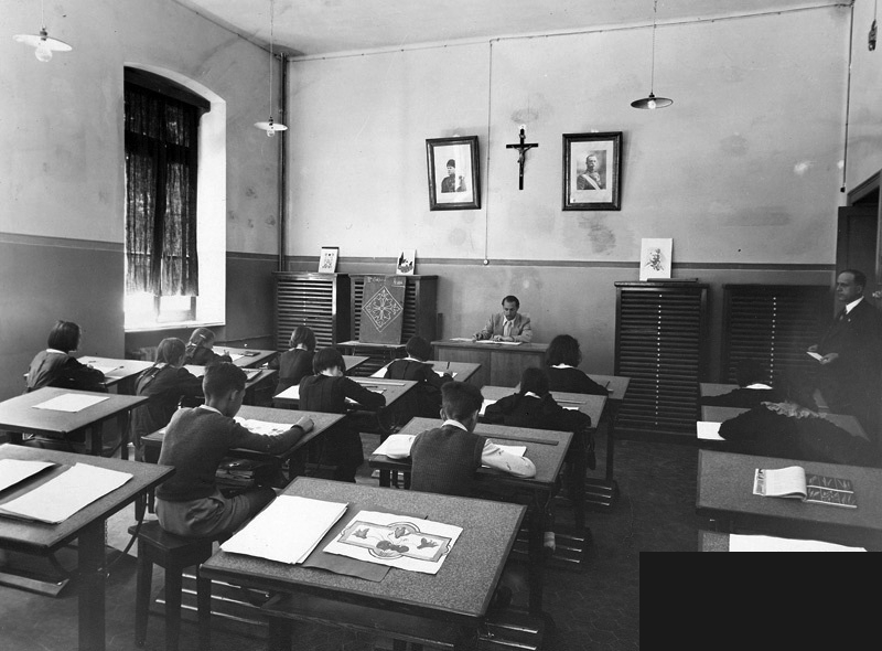 Aula scolastica d'epoca, lezione di disegno