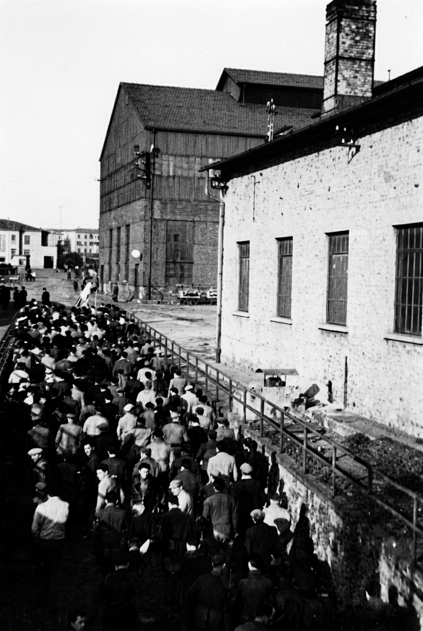 Lavoratori della Magona riuniti per il Consiglio per l’occupazione, 1953