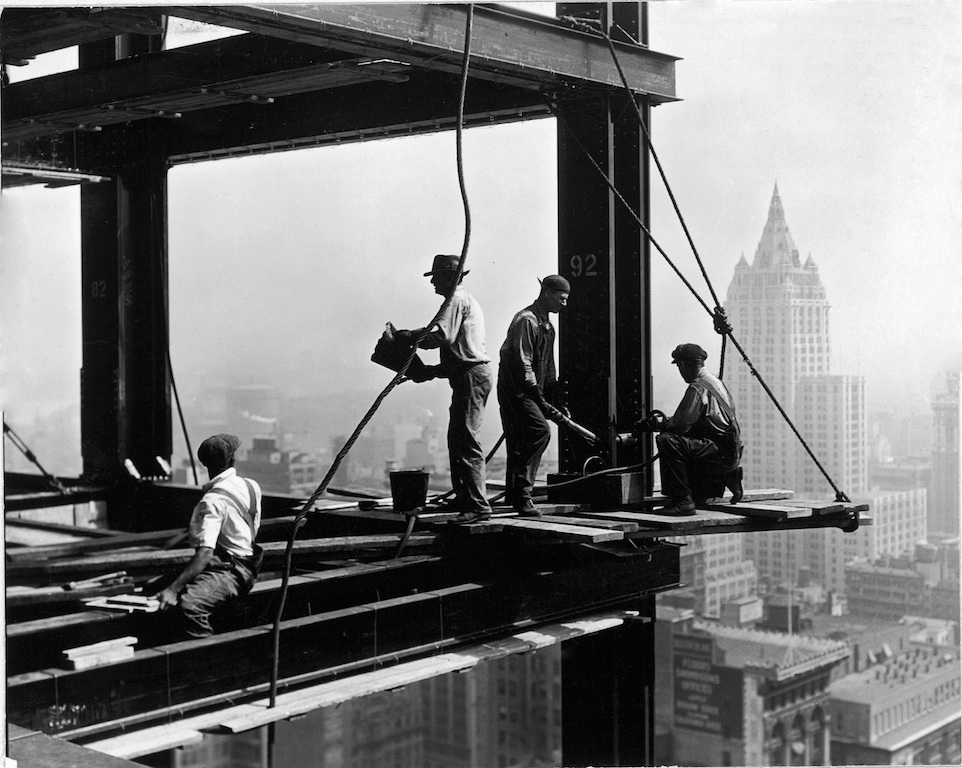 Ironworkers su una trave d'acciaio durante la costruzione di un grattacielo a New York