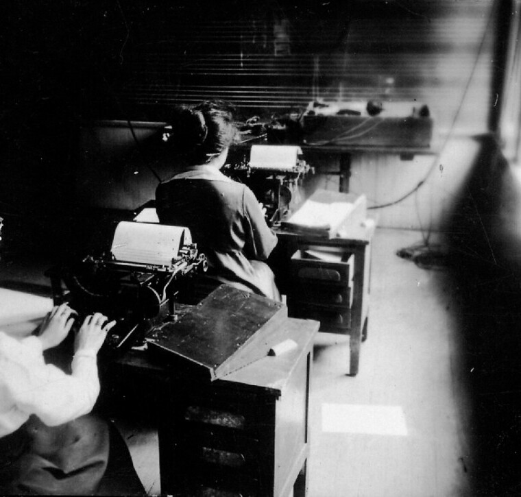Dattilografe al lavoro, primi del Novecento (stereoscopio)